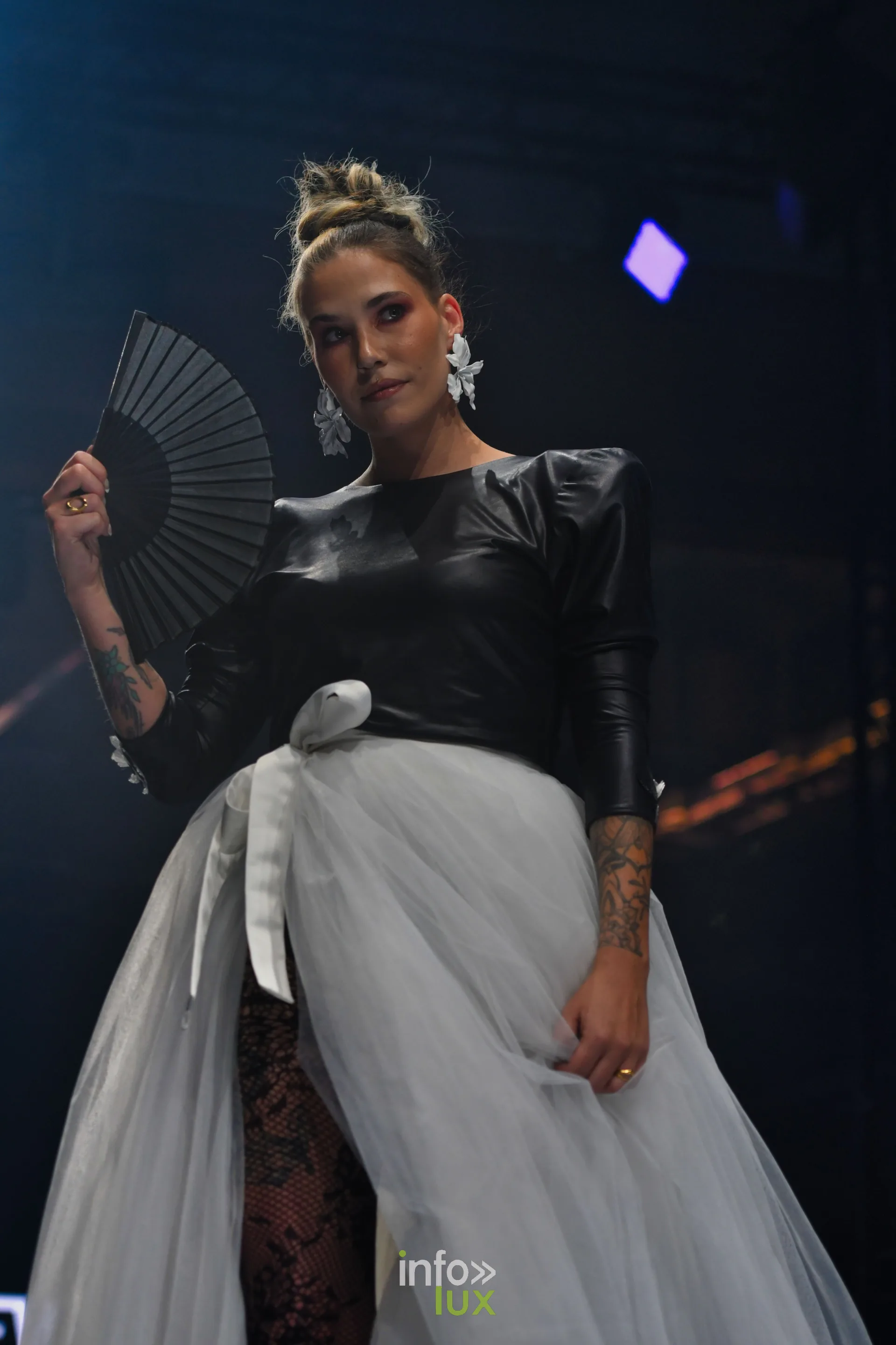Haut noir à manches bouffantes, nœud blanc à la taille, jupe en tulle blanc et éventail noir, collection « Bridal Everyday » de Marie Schweisthal, Lux Fashion Week 2026, Arlon