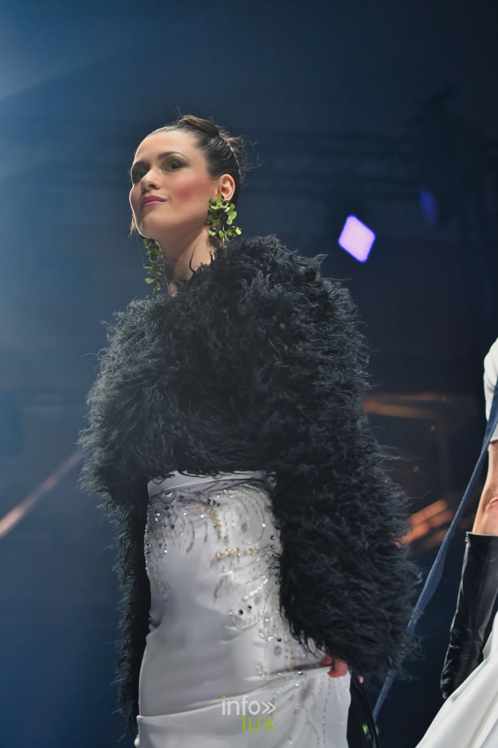 Veste noire à poils longs sur une jupe blanche brodée, collection « Bridal Everyday » de Marie Schweisthal, Lux Fashion Week 2026, Arlon