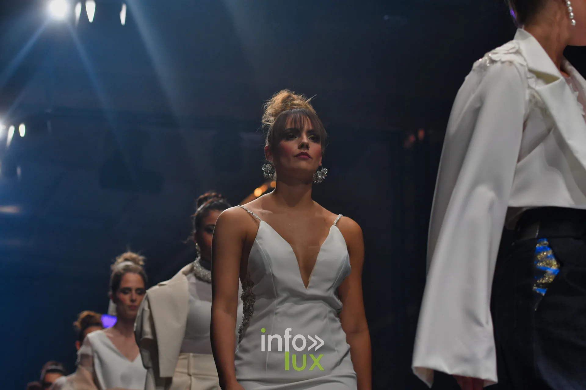 Robe blanche à fines bretelles et décolleté en V, avec les autres silhouettes de la collection en fin de passage, collection « Bridal Everyday » de Marie Schweisthal, Lux Fashion Week 2026, Arlon