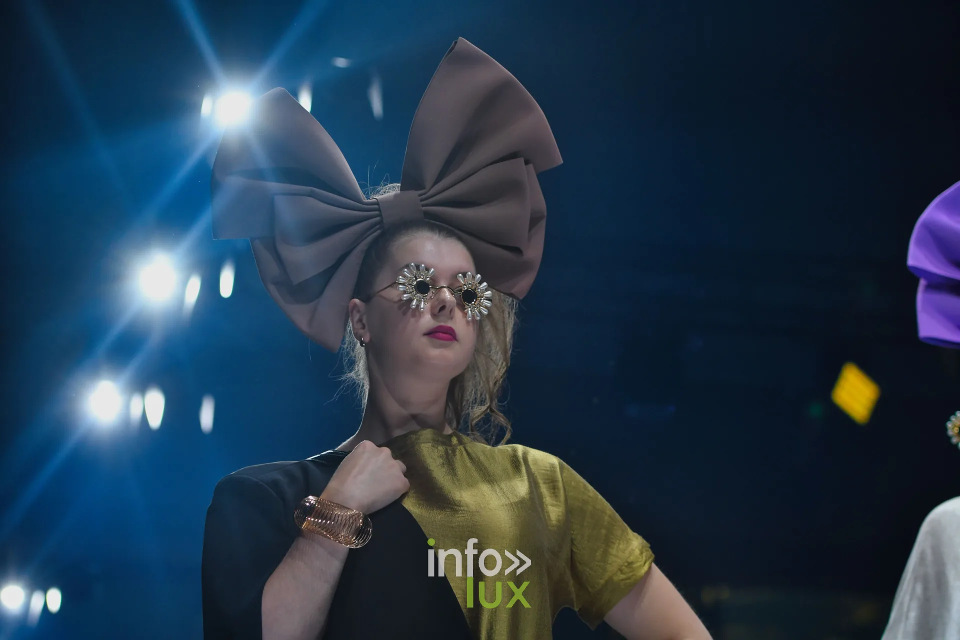 Haut bicolore noir et doré, nœud géant taupe — Charlotte Spoidenne, « Diffraction », Lux Fashion Week 2026, Arlon