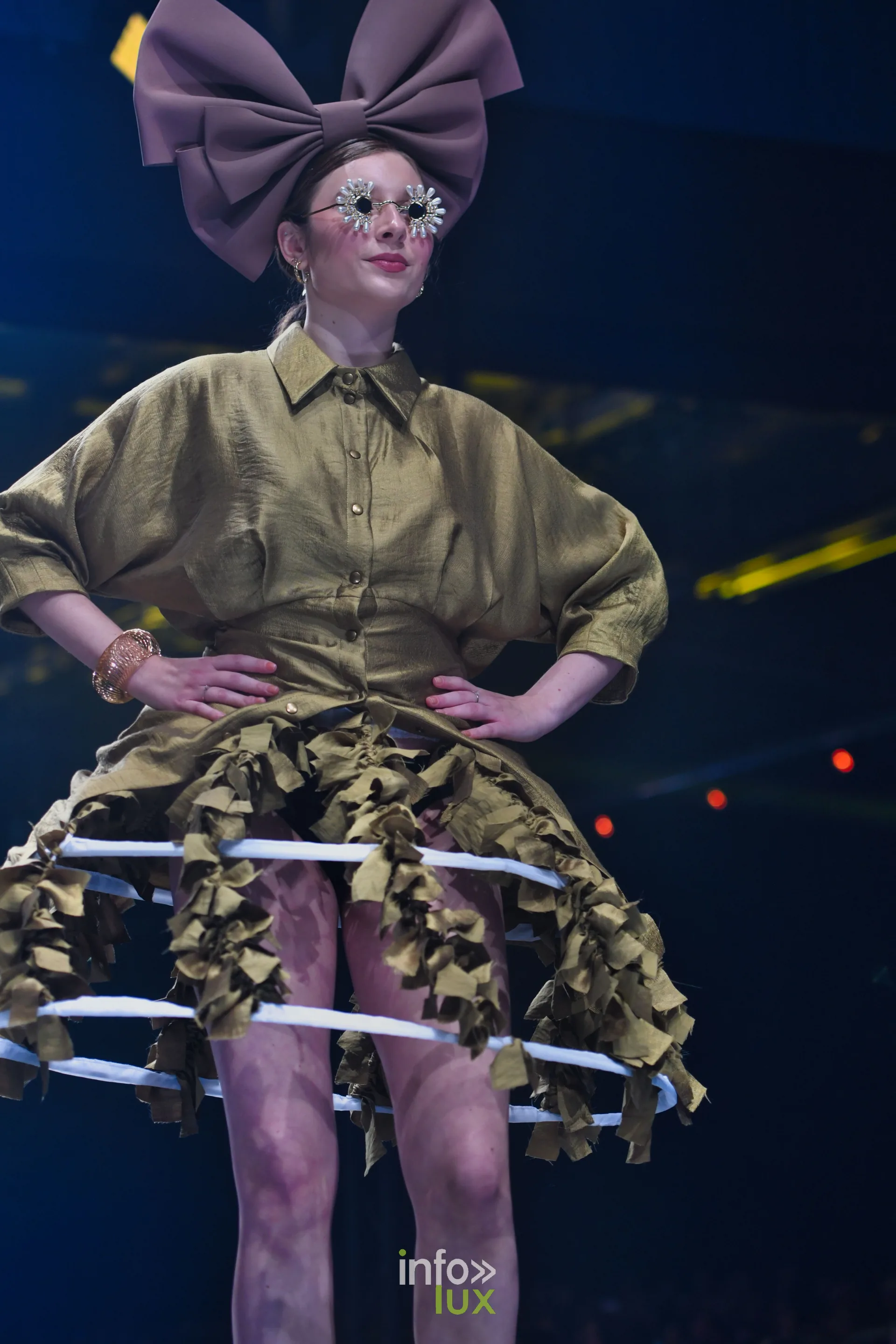 Chemise kaki dorée ample et jupe-cage à cerceaux blancs garnie de lanières kaki — Charlotte Spoidenne, « Diffraction », Lux Fashion Week 2026, Arlon