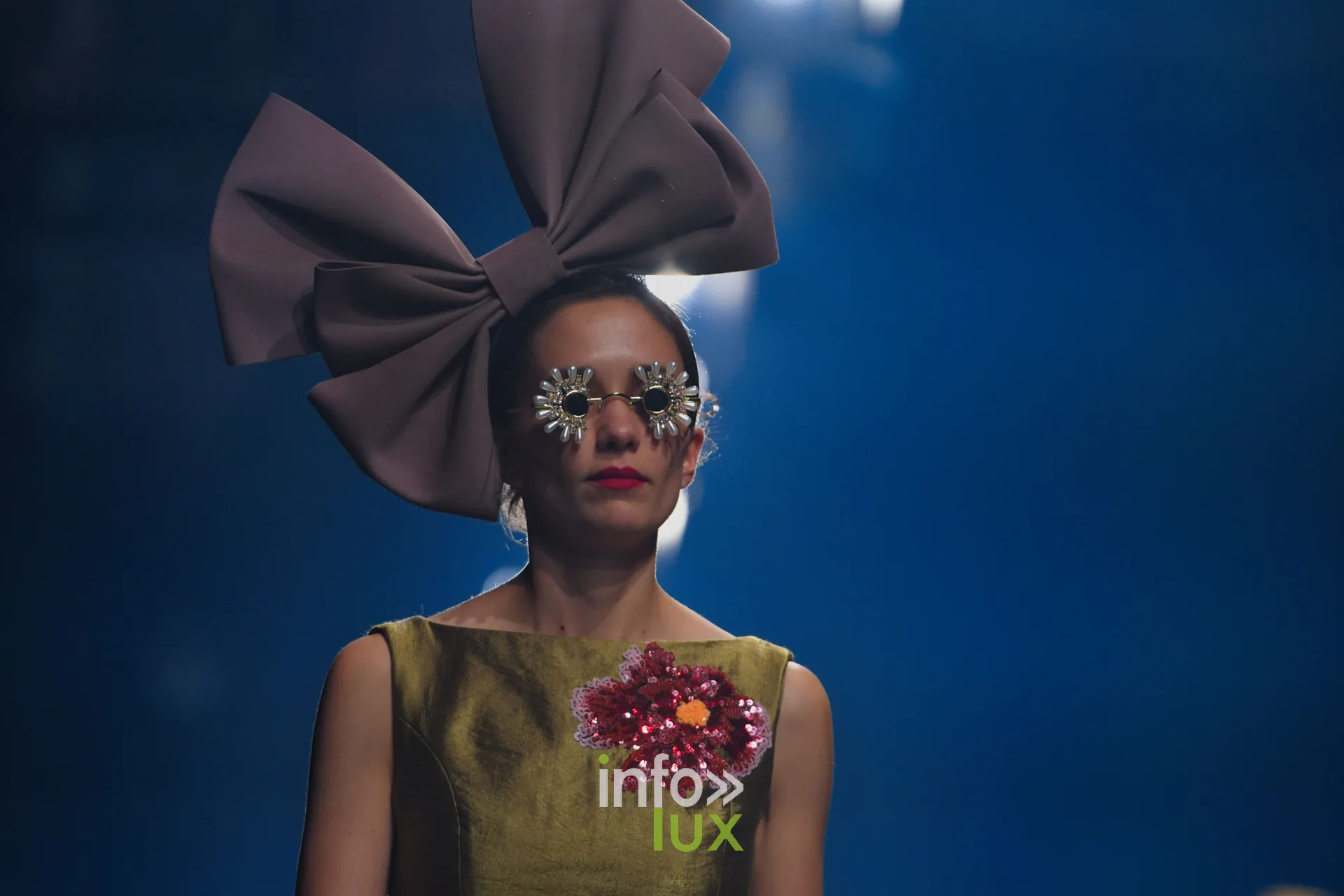 Robe sans manches dorée ornée d’une fleur à sequins rose — Charlotte Spoidenne, « Diffraction », Lux Fashion Week 2026, Arlon