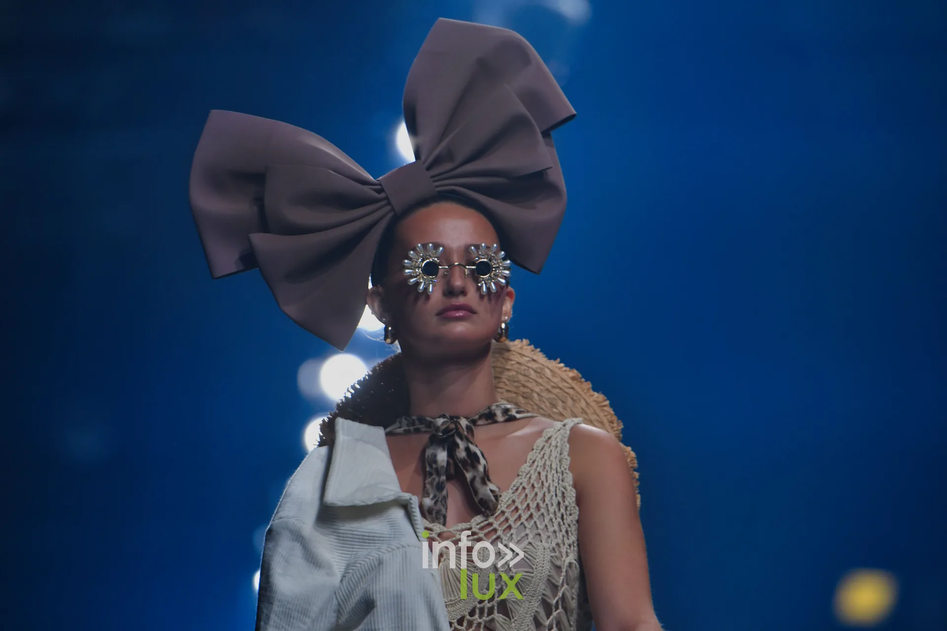 Haut en crochet écru à franges, veste blanche, foulard léopard et col en paille — Charlotte Spoidenne, « Diffraction », Lux Fashion Week 2026, Arlon