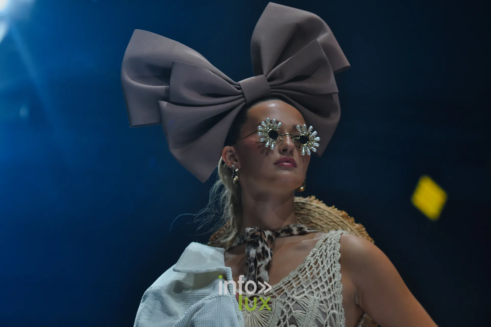 Haut en crochet écru, foulard léopard et nœud géant taupe, en gros plan — Charlotte Spoidenne, « Diffraction », Lux Fashion Week 2026, Arlon