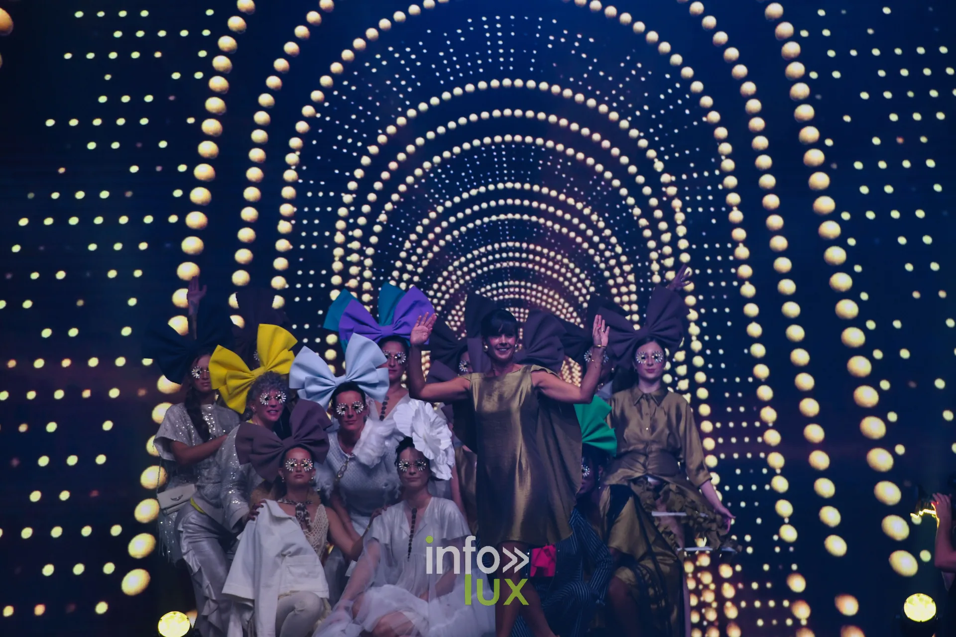 Final sous l’arche lumineuse, toutes les silhouettes de « Diffraction » réunies — Charlotte Spoidenne, « Diffraction », Lux Fashion Week 2026, Arlon