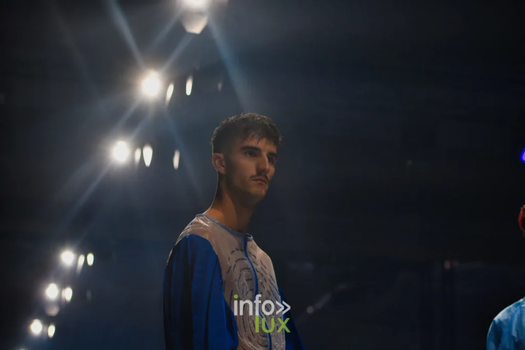 Tunique bleu roi à plastron beige texturé — Florent Stevens, « S’print », Lux Fashion Week 2026, Arlon