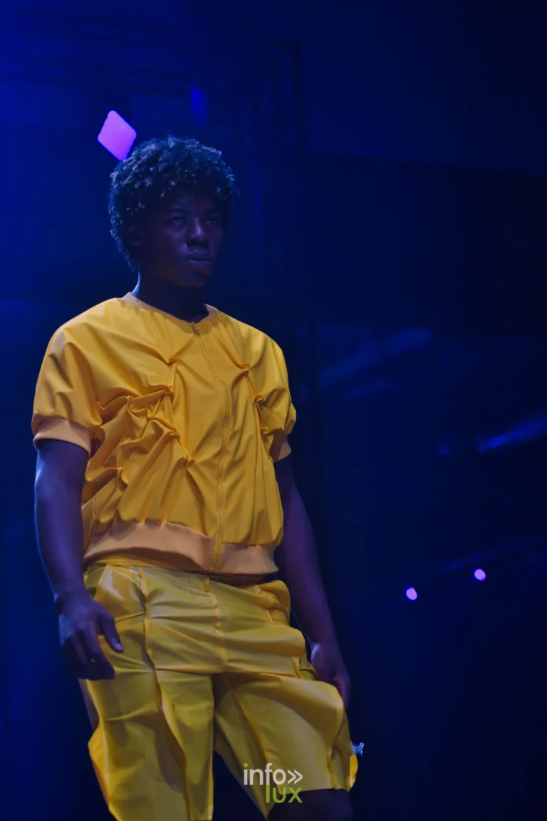 T-shirt et short jaunes aux volumes froncés — Florent Stevens, « S’print », Lux Fashion Week 2026, Arlon