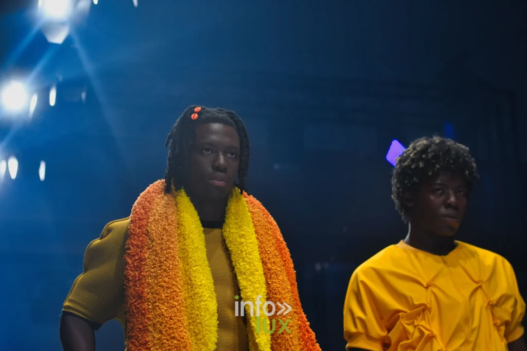 Écharpe-serviette en bouclette orange et jaune ; à côté, le t-shirt jaune froncé — Florent Stevens, « S’print », Lux Fashion Week 2026, Arlon