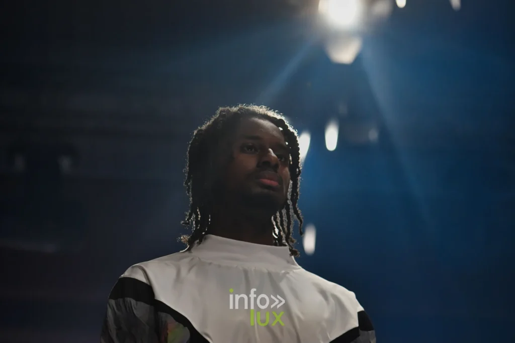 Portrait : haut blanc à empiècements noirs — Florent Stevens, « S’print », Lux Fashion Week 2026, Arlon
