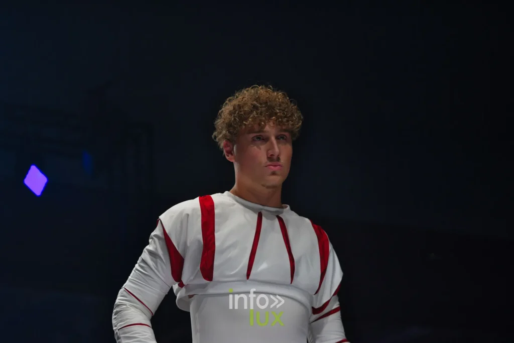 Haut blanc à bandes rouges sur manches longues blanches — Florent Stevens, « S’print », Lux Fashion Week 2026, Arlon