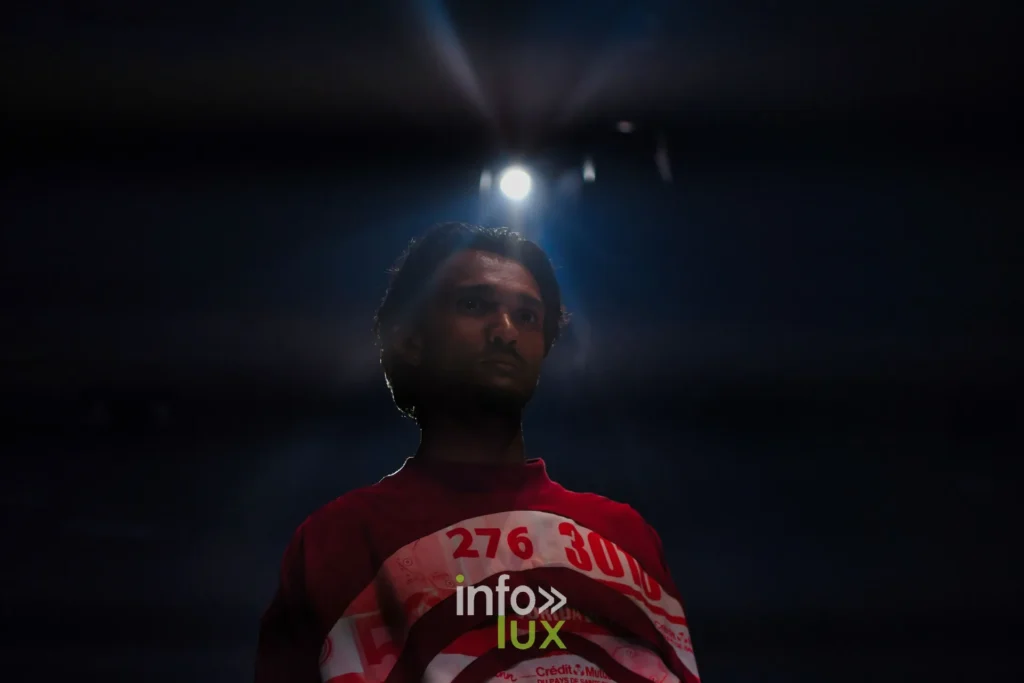 Haut rouge imprimé d’un dossard de course — Florent Stevens, « S’print », Lux Fashion Week 2026, Arlon