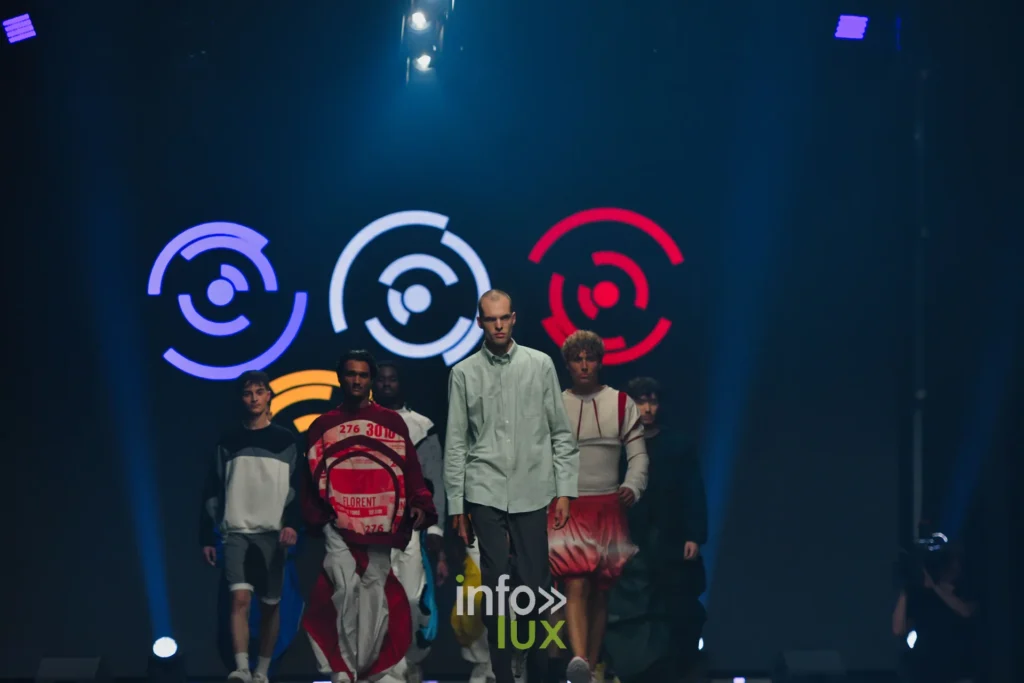 Retour des silhouettes devant les cercles de couleur projetés à l’écran — Florent Stevens, « S’print », Lux Fashion Week 2026, Arlon