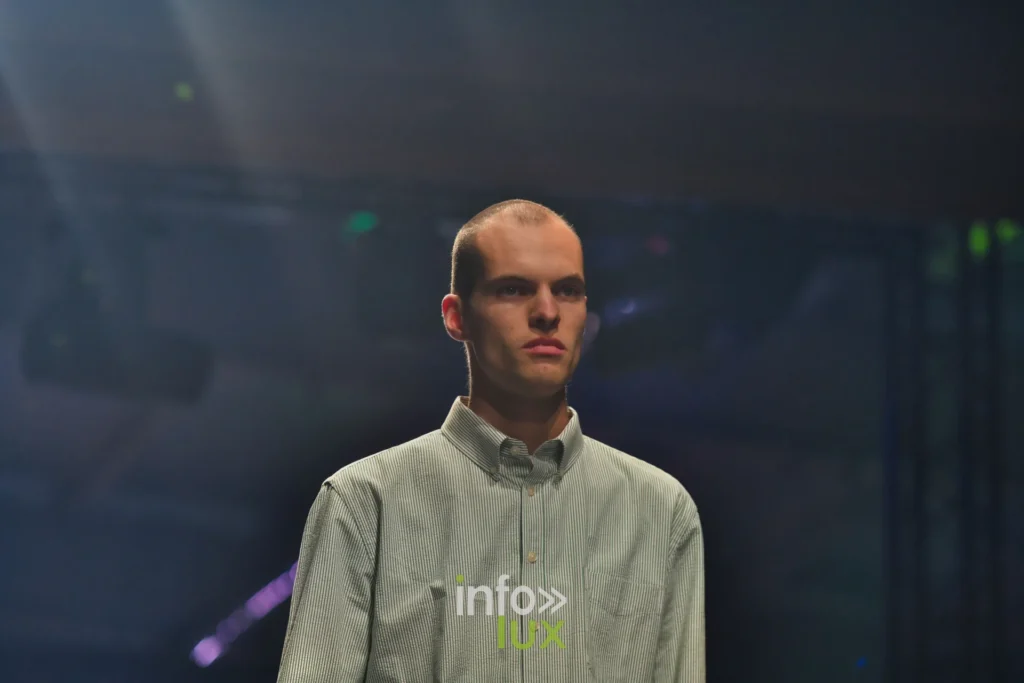 Portrait au salut final : chemise vert pâle — Florent Stevens, « S’print », Lux Fashion Week 2026, Arlon