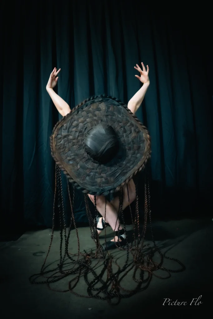 Chapeau en cheveux tressés et longues tresses, porté par la ballerine du show « Les talents de l’ombre », Lux Fashion Week 2026, Arlon