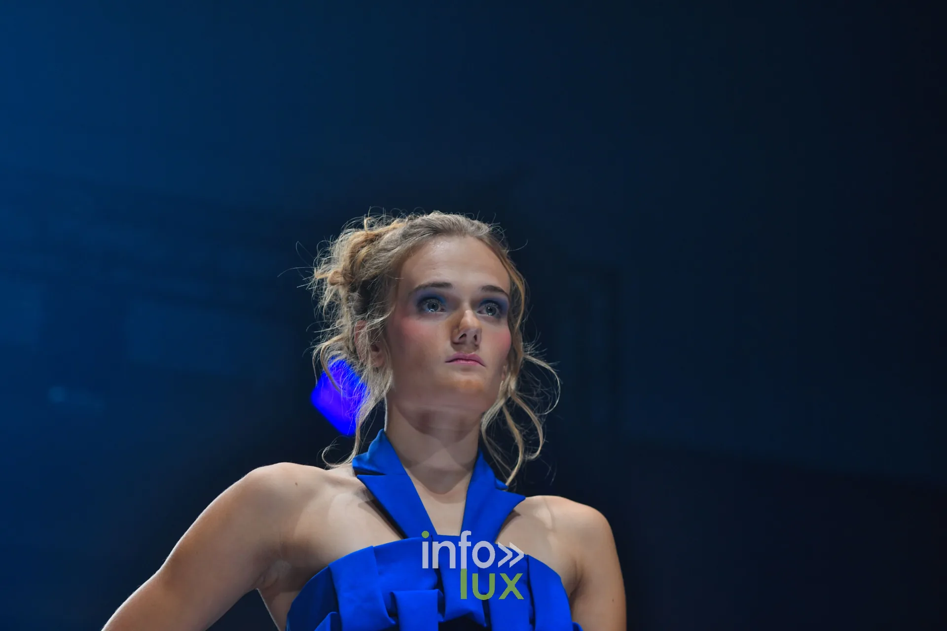 Haut bleu roi à encolure licou plissée — Victoire Waxweiler, « Fragments », Lux Fashion Week 2026, Arlon