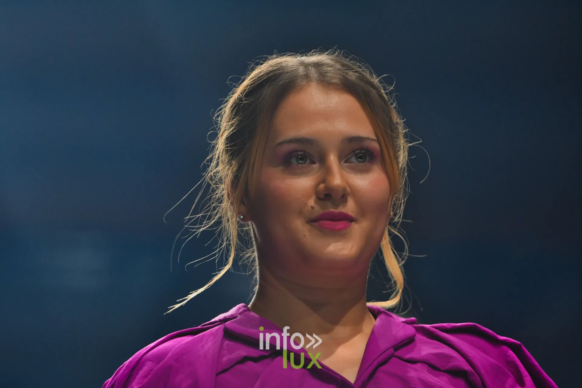 Blouse violette à col, en gros plan — Victoire Waxweiler, « Fragments », Lux Fashion Week 2026, Arlon