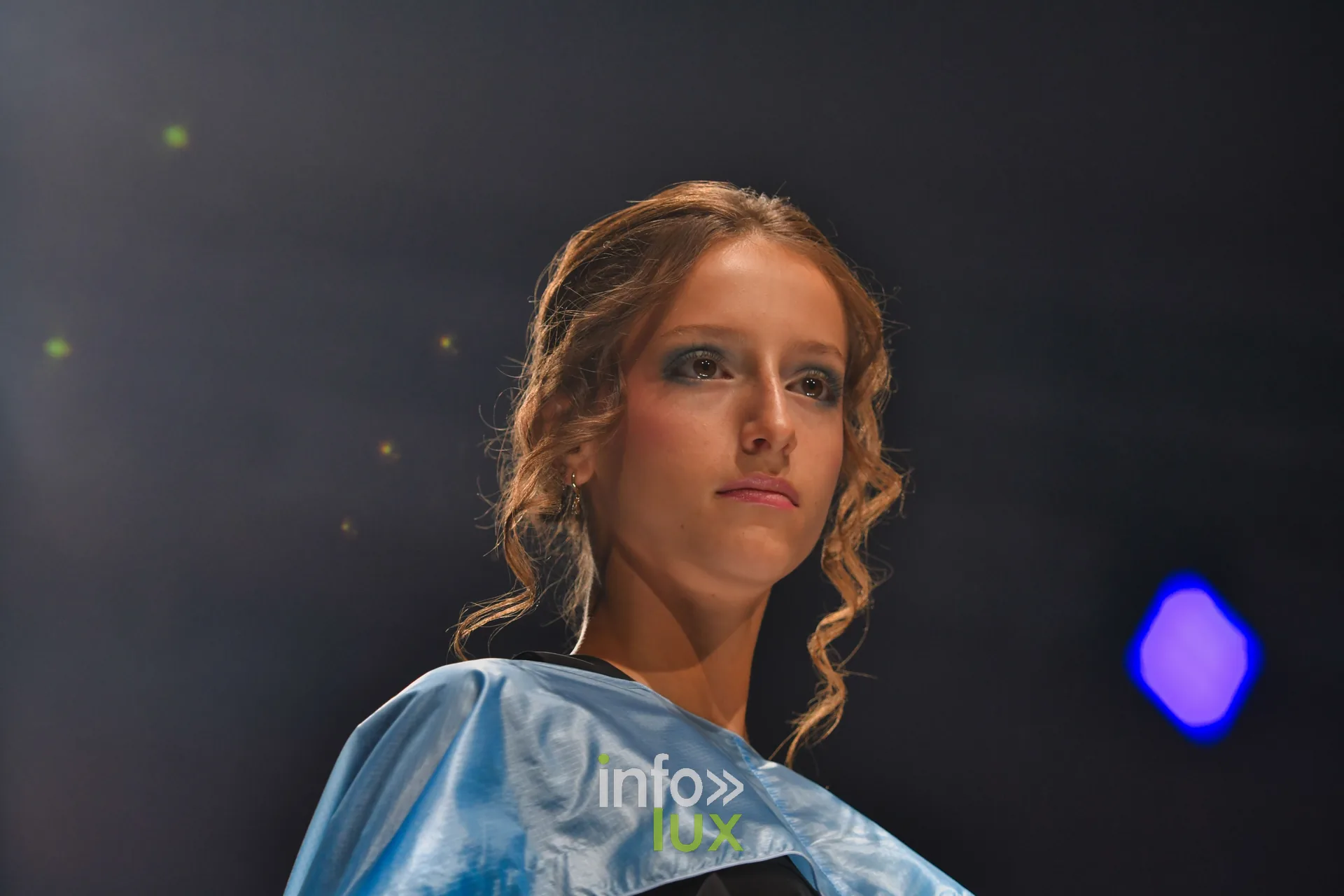 Cape en satin bleu ciel, en gros plan — Victoire Waxweiler, « Fragments », Lux Fashion Week 2026, Arlon