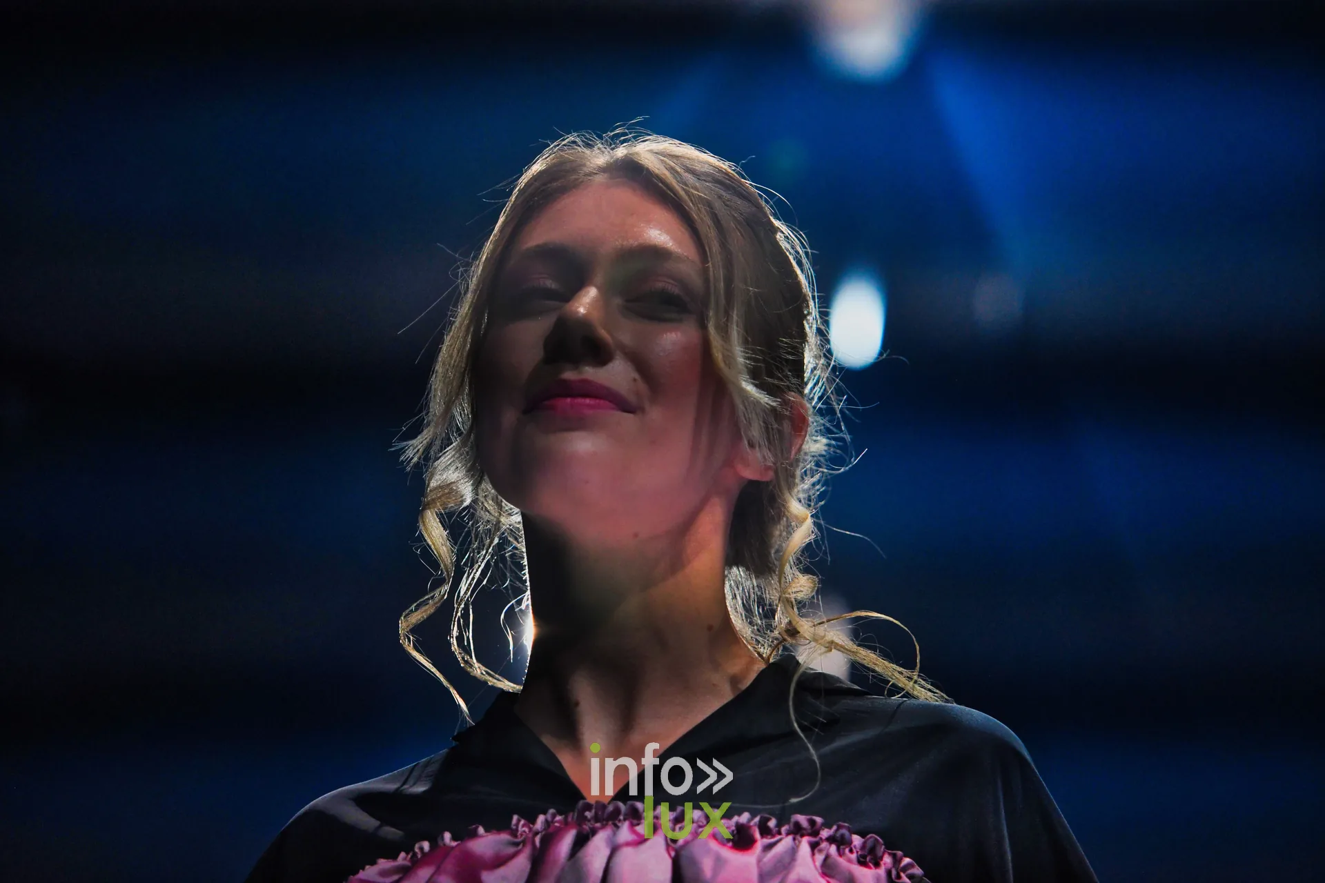 Blouse noire bordée de volants roses, en gros plan — Victoire Waxweiler, « Fragments », Lux Fashion Week 2026, Arlon