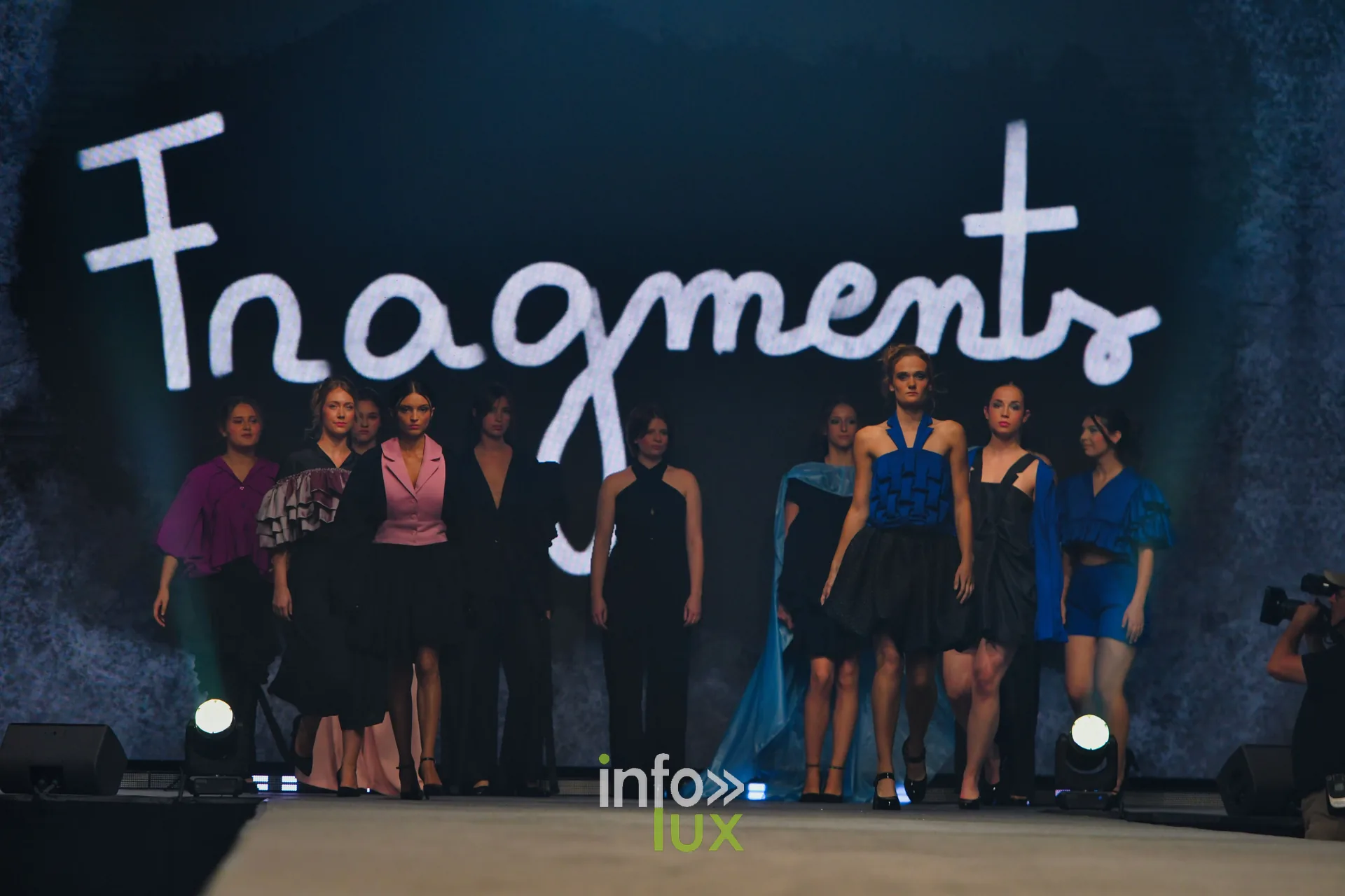 Final : l’écran affiche « Fragments » en lettres manuscrites derrière les mannequins alignées — Victoire Waxweiler, « Fragments », Lux Fashion Week 2026, Arlon