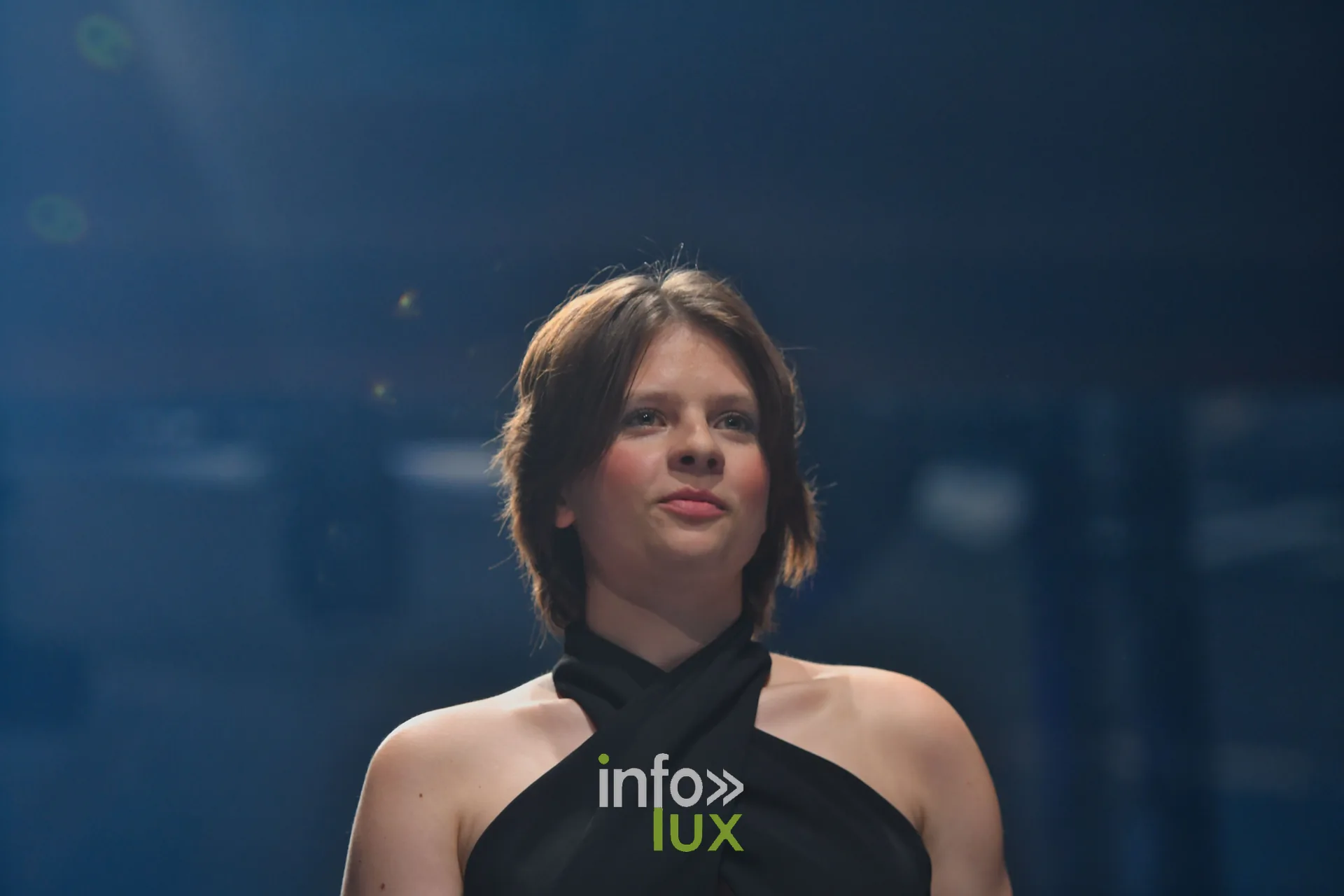 Haut noir à encolure croisée, en gros plan — Victoire Waxweiler, « Fragments », Lux Fashion Week 2026, Arlon