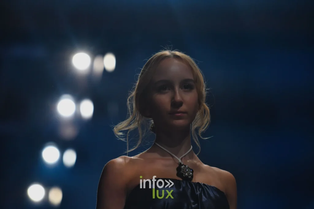 Portrait : bustier en satin noir et collier à pendentif noué au cou — Tania Zorina, « Élégance Florale », Lux Fashion Week 2026, Arlon