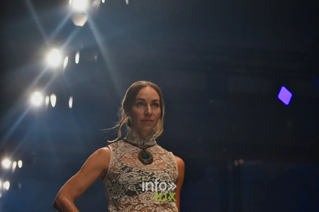 Haut sans manches en dentelle à col montant et pendentif vert — Tania Zorina, « Élégance Florale », Lux Fashion Week 2026, Arlon