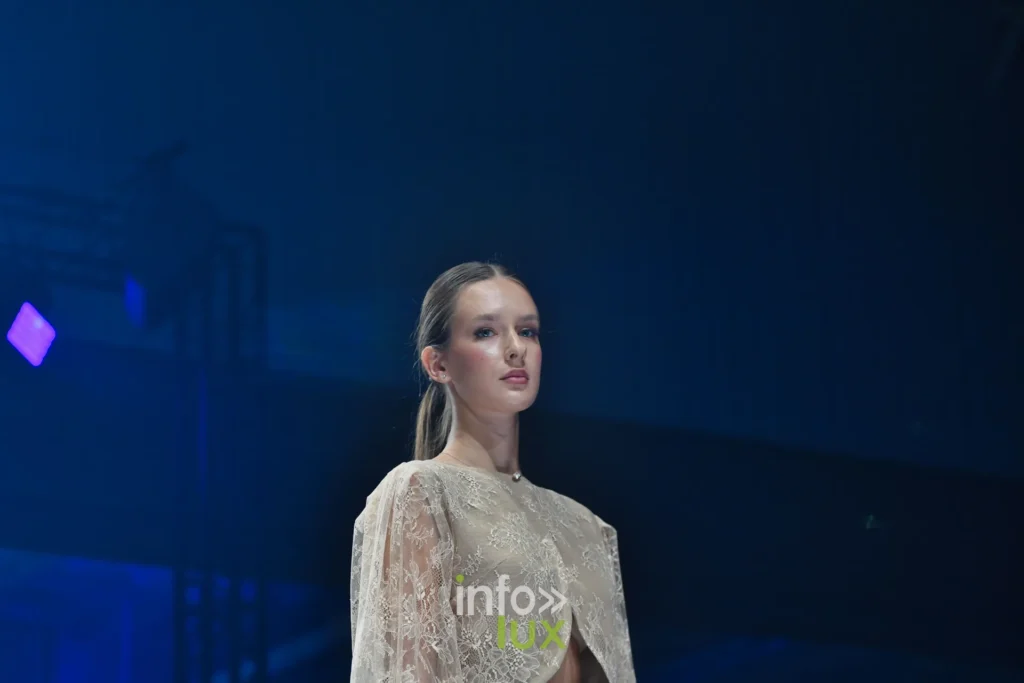 Veste courte en dentelle ivoire — Tania Zorina, « Élégance Florale », Lux Fashion Week 2026, Arlon