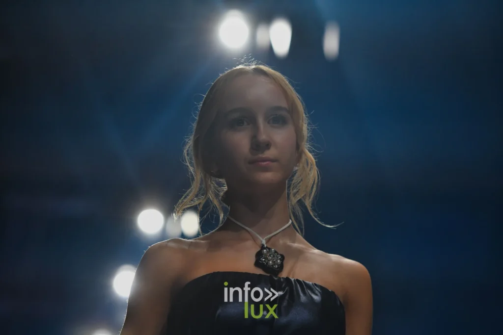 Portrait : bustier en satin noir et pendentif — Tania Zorina, « Élégance Florale », Lux Fashion Week 2026, Arlon