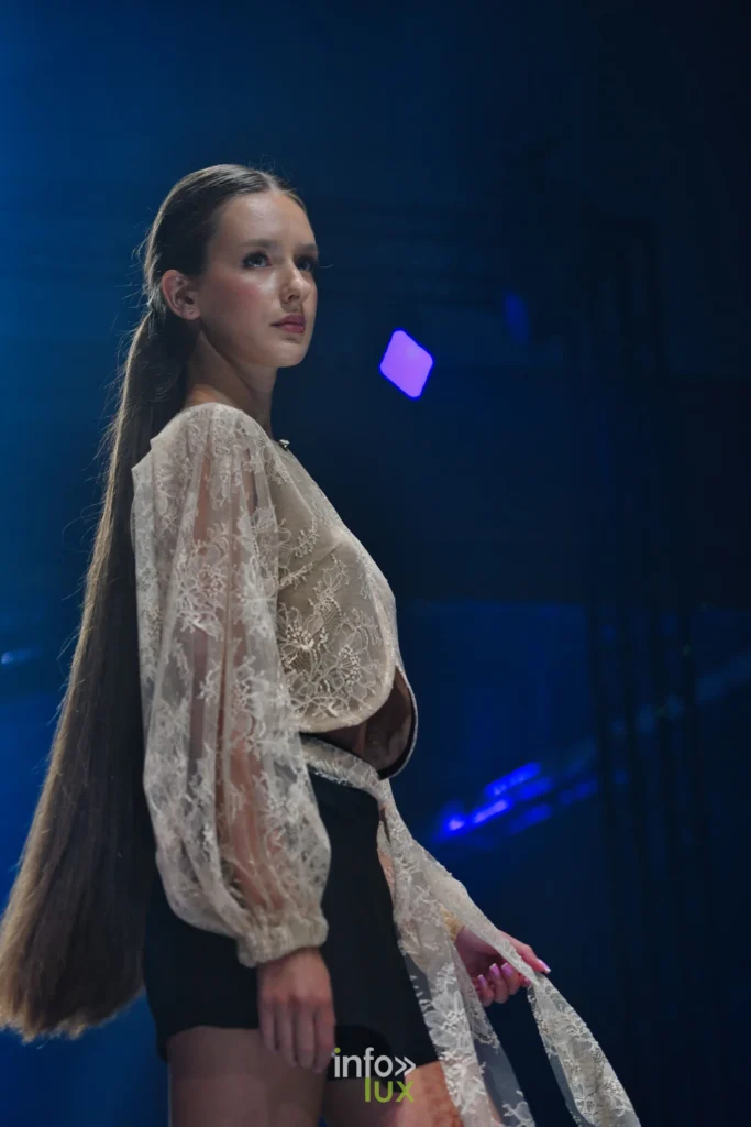 Blouse en dentelle crème à manches longues, nouée, et short noir — Tania Zorina, « Élégance Florale », Lux Fashion Week 2026, Arlon
