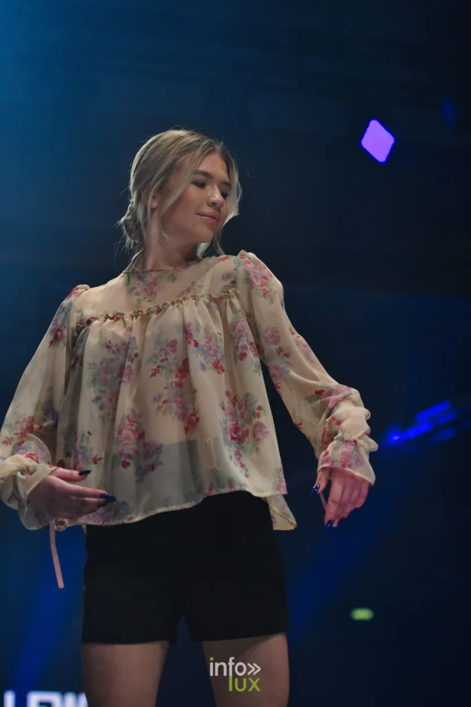 Blouse transparente à fleurs pastel et short noir — Tania Zorina, « Élégance Florale », Lux Fashion Week 2026, Arlon