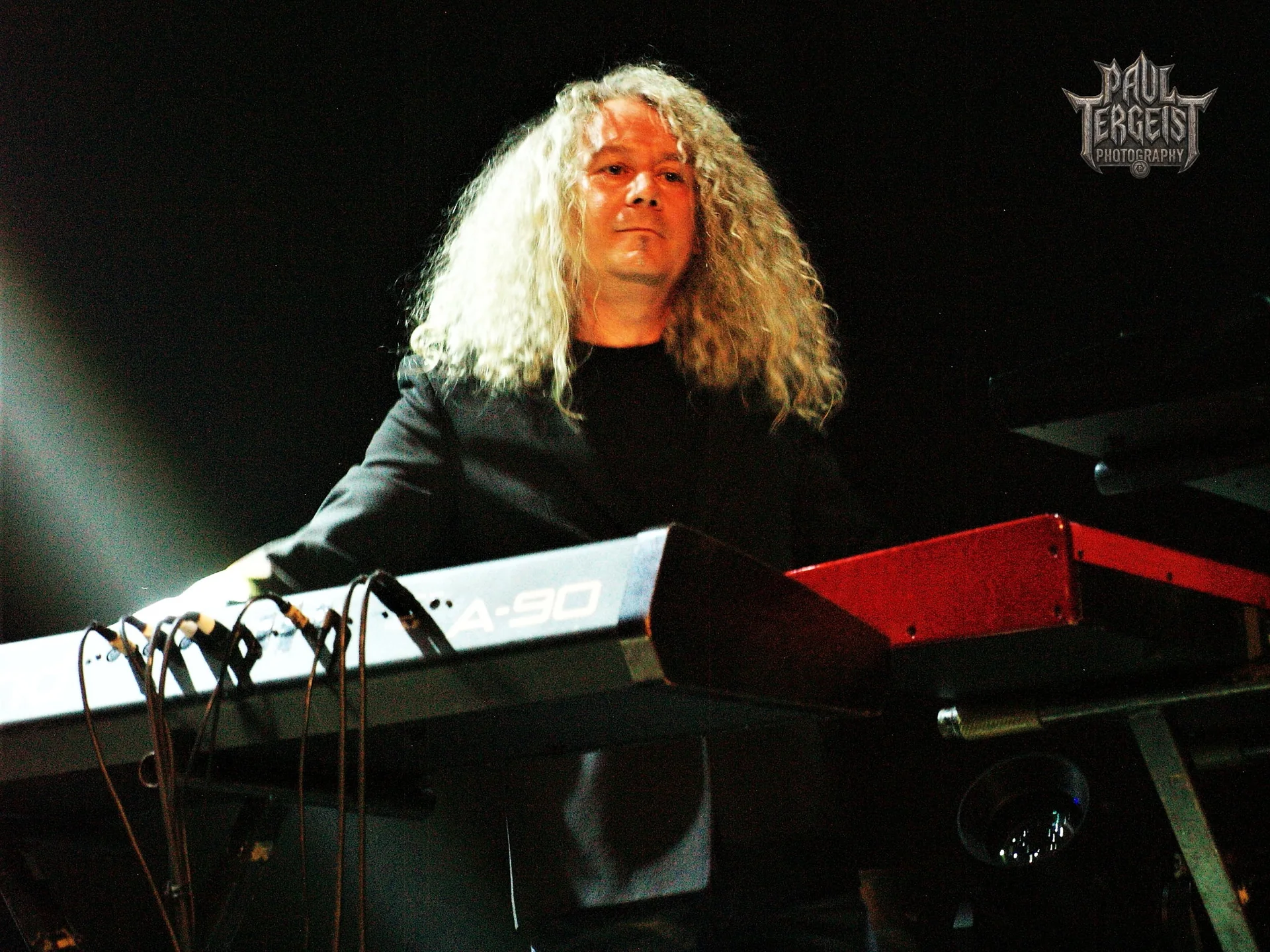 Herve Borbe claviériste de Machiavel derriere ses claviers au Golden Age Rock Festival 2023