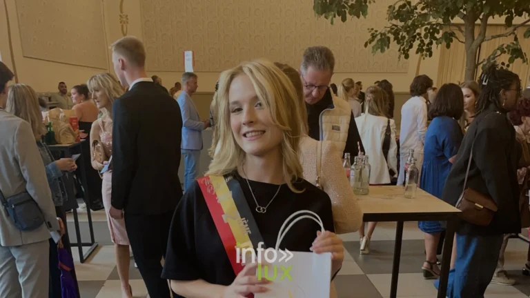 Mackenzie, 2e Dauphine Miss Liège 2027, avec son écharpe à La Panne