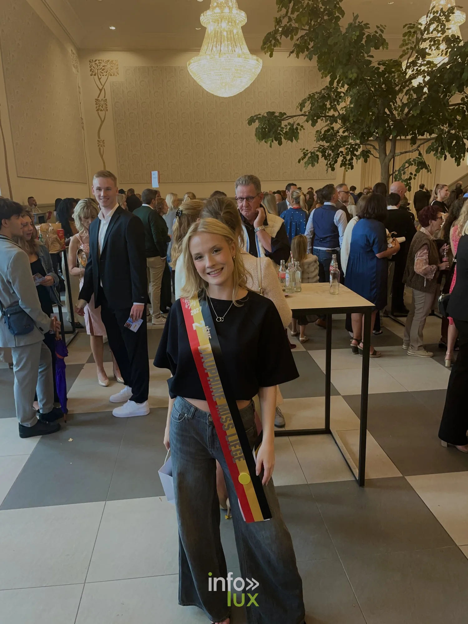 Mackenzie avec son écharpe au milieu du public après l’élection à La Panne