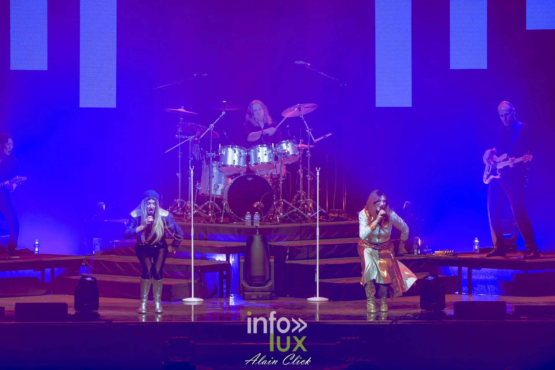 Les deux chanteuses devant la batterie, lumière violette, Mania The ABBA Tribute, Zénith de Nancy, 25 septembre 2026