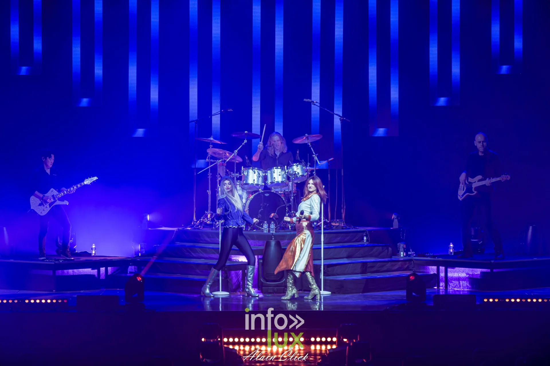 Les deux chanteuses dos à dos devant le batteur, Mania The ABBA Tribute, Zénith de Nancy, 25 septembre 2026