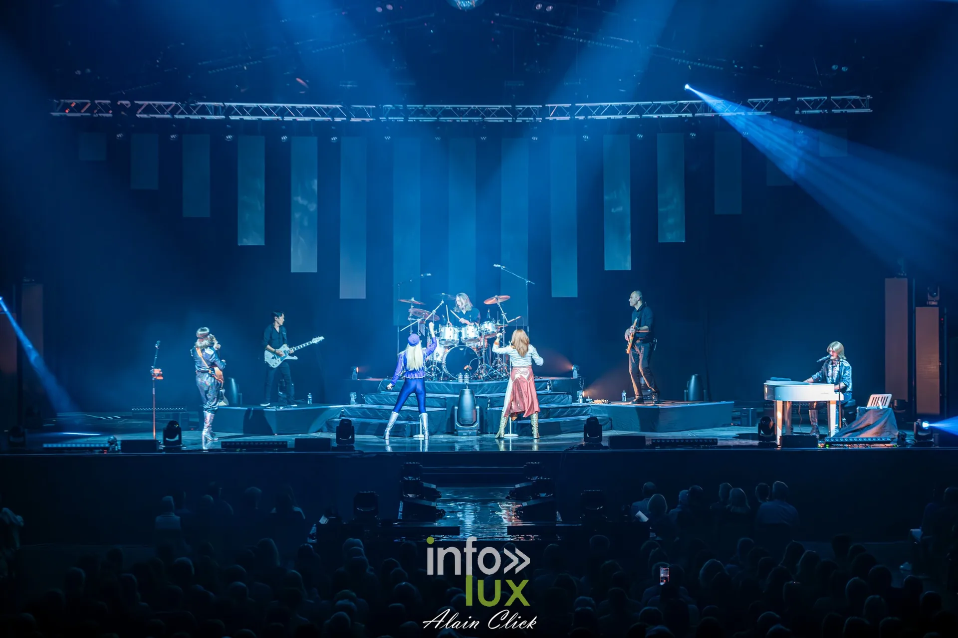 Vue d’ensemble de la scène sous des faisceaux bleus, public au premier plan, Mania The ABBA Tribute, Zénith de Nancy, 25 septembre 2026