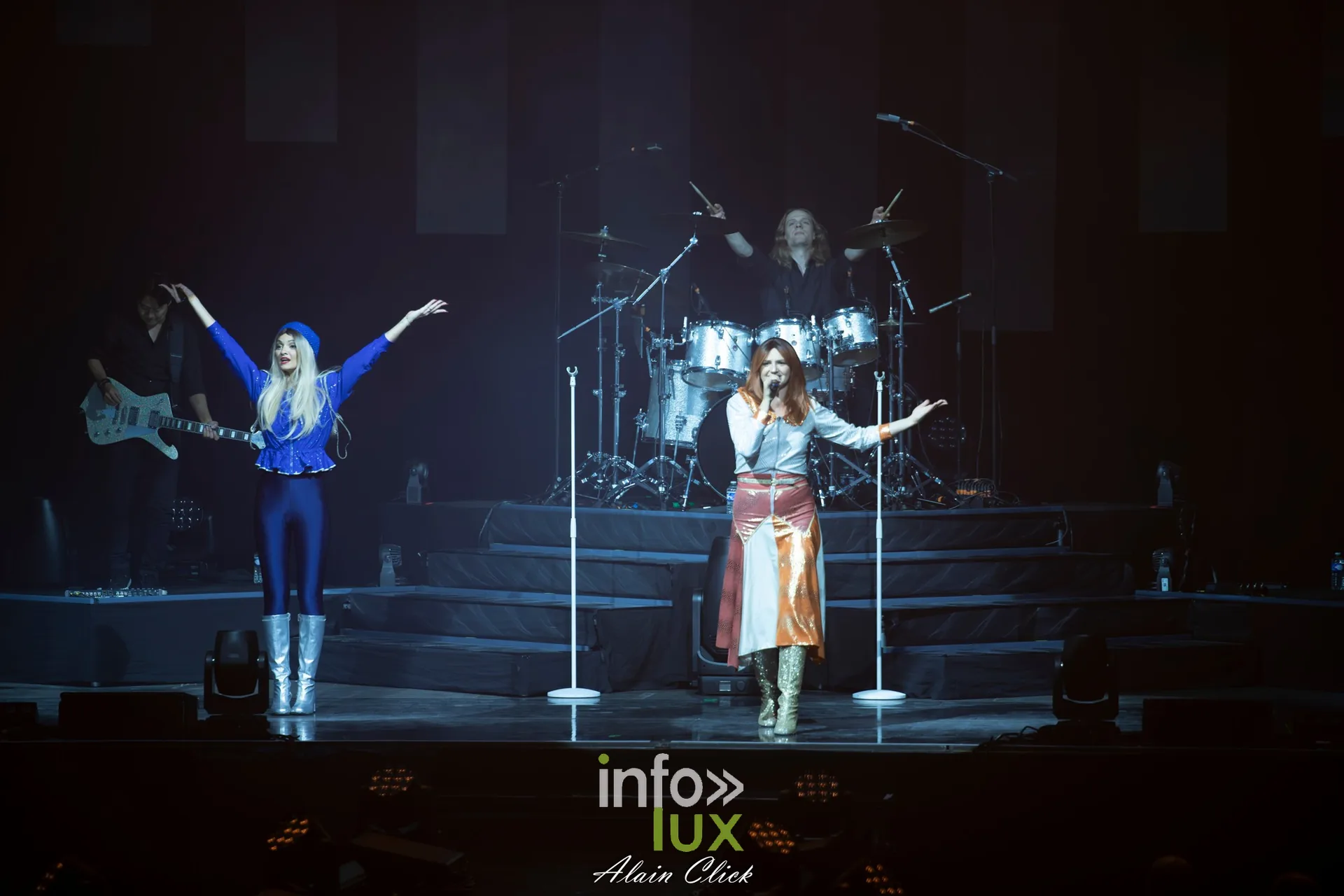 Les deux chanteuses, bras levés, devant la batterie, Mania The ABBA Tribute, Zénith de Nancy, 25 septembre 2026