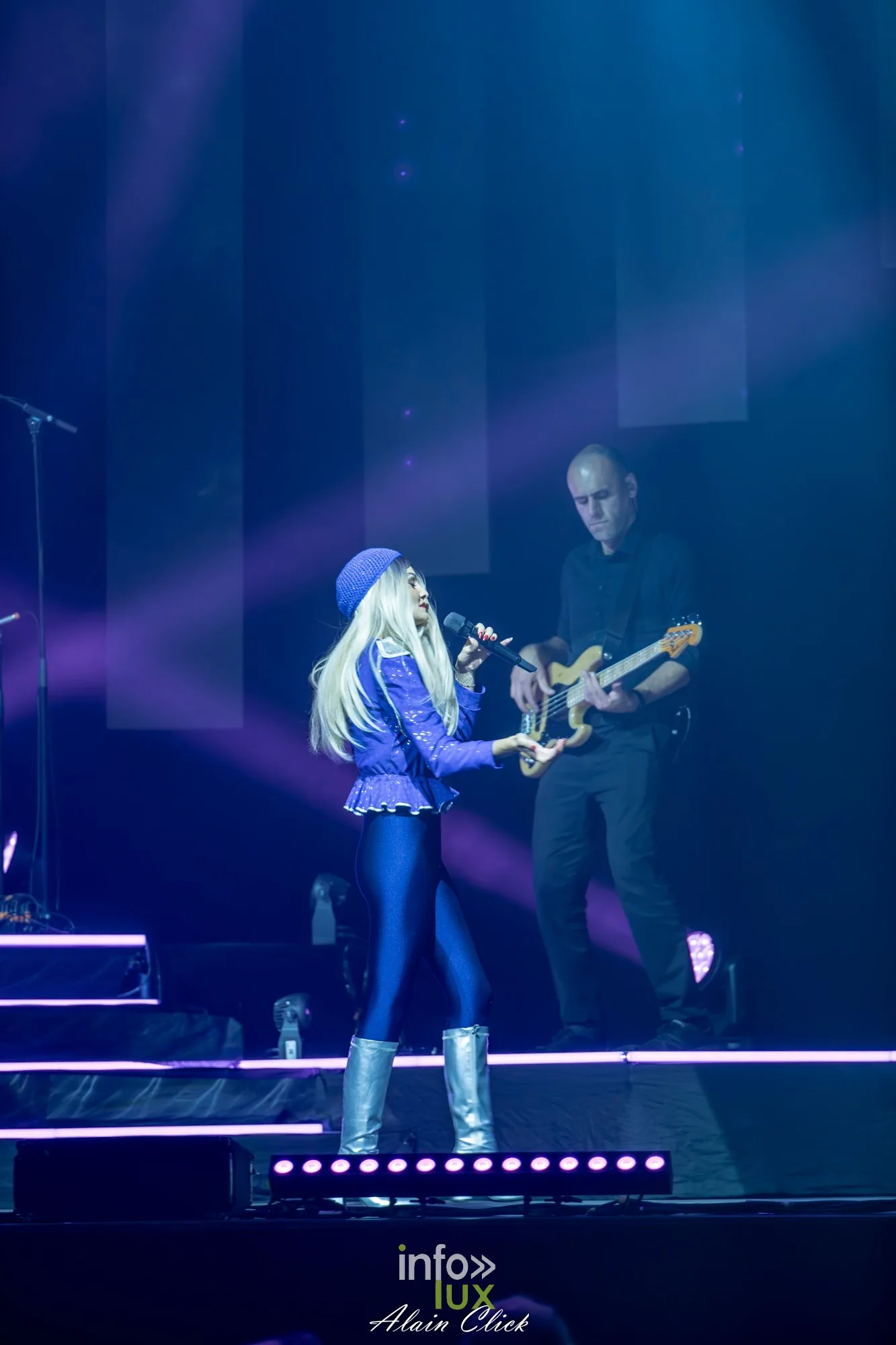 La chanteuse en tenue bleue et casquette à côté d’un guitariste, Mania The ABBA Tribute, Zénith de Nancy, 25 septembre 2026