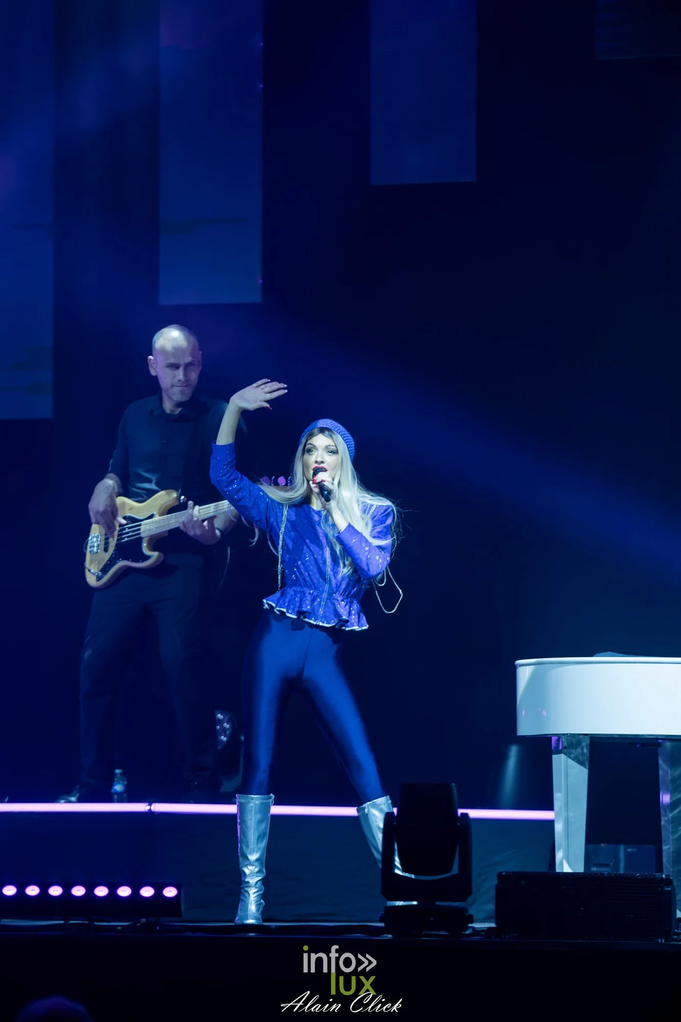 La chanteuse en tenue bleue saluant le public, guitariste et piano blanc derrière elle, Mania The ABBA Tribute, Zénith de Nancy, 25 septembre 2026