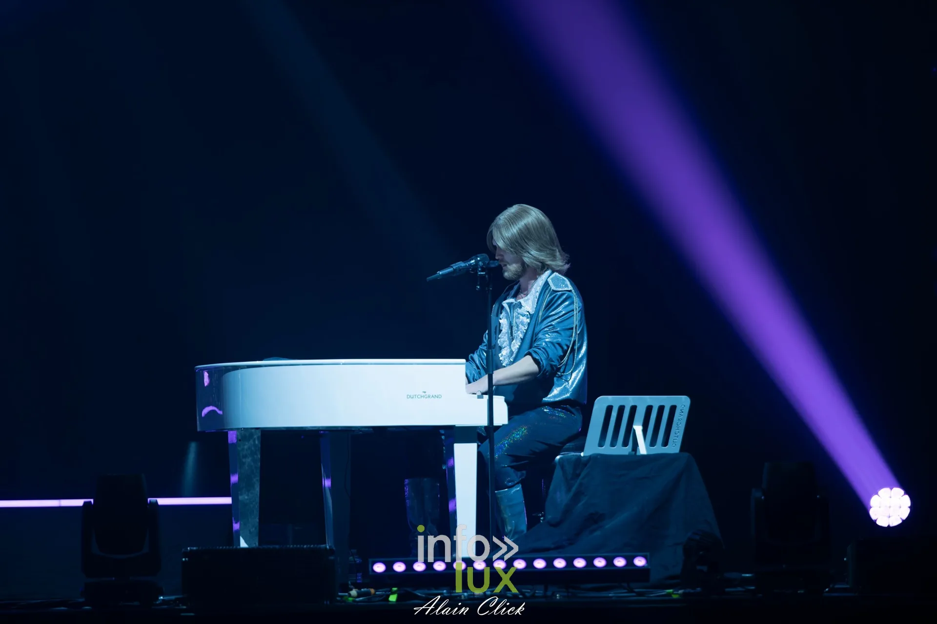Le pianiste au piano blanc sous un faisceau violet, Mania The ABBA Tribute, Zénith de Nancy, 25 septembre 2026