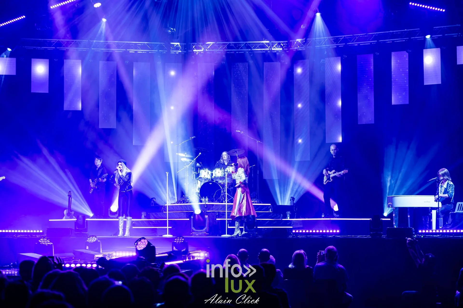 Vue d’ensemble de la scène sous des faisceaux blancs et violets, Mania The ABBA Tribute, Zénith de Nancy, 25 septembre 2026