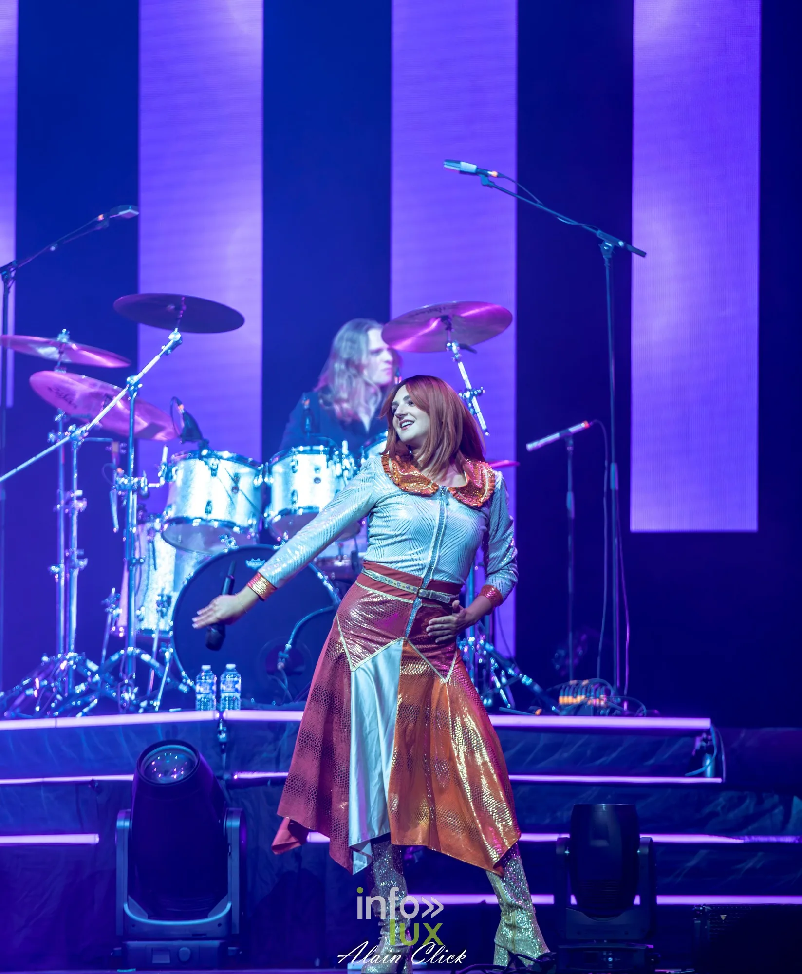 La chanteuse en jupe cuivrée au premier plan, le batteur derrière, Mania The ABBA Tribute, Zénith de Nancy, 25 septembre 2026