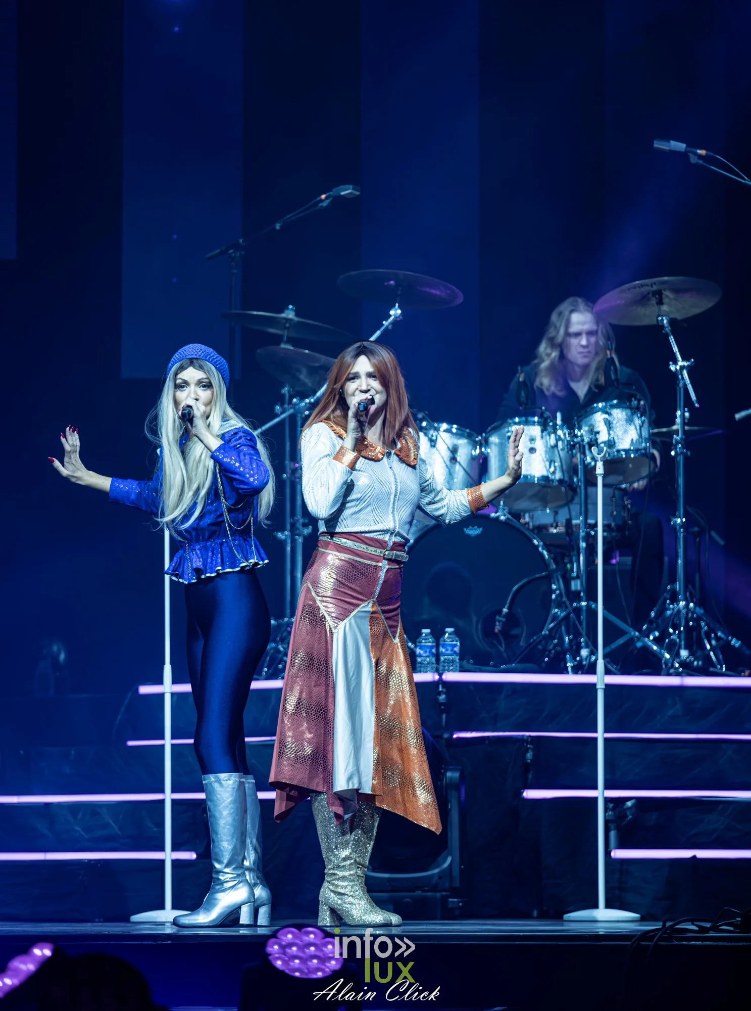 Les deux chanteuses côte à côte, bras tendus, Mania The ABBA Tribute, Zénith de Nancy, 25 septembre 2026