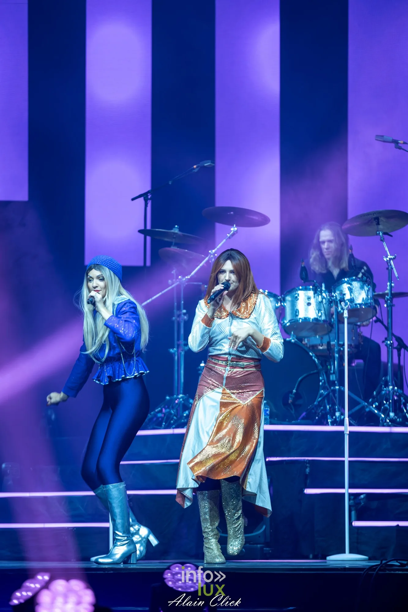 Les deux chanteuses en mouvement devant la batterie, Mania The ABBA Tribute, Zénith de Nancy, 25 septembre 2026