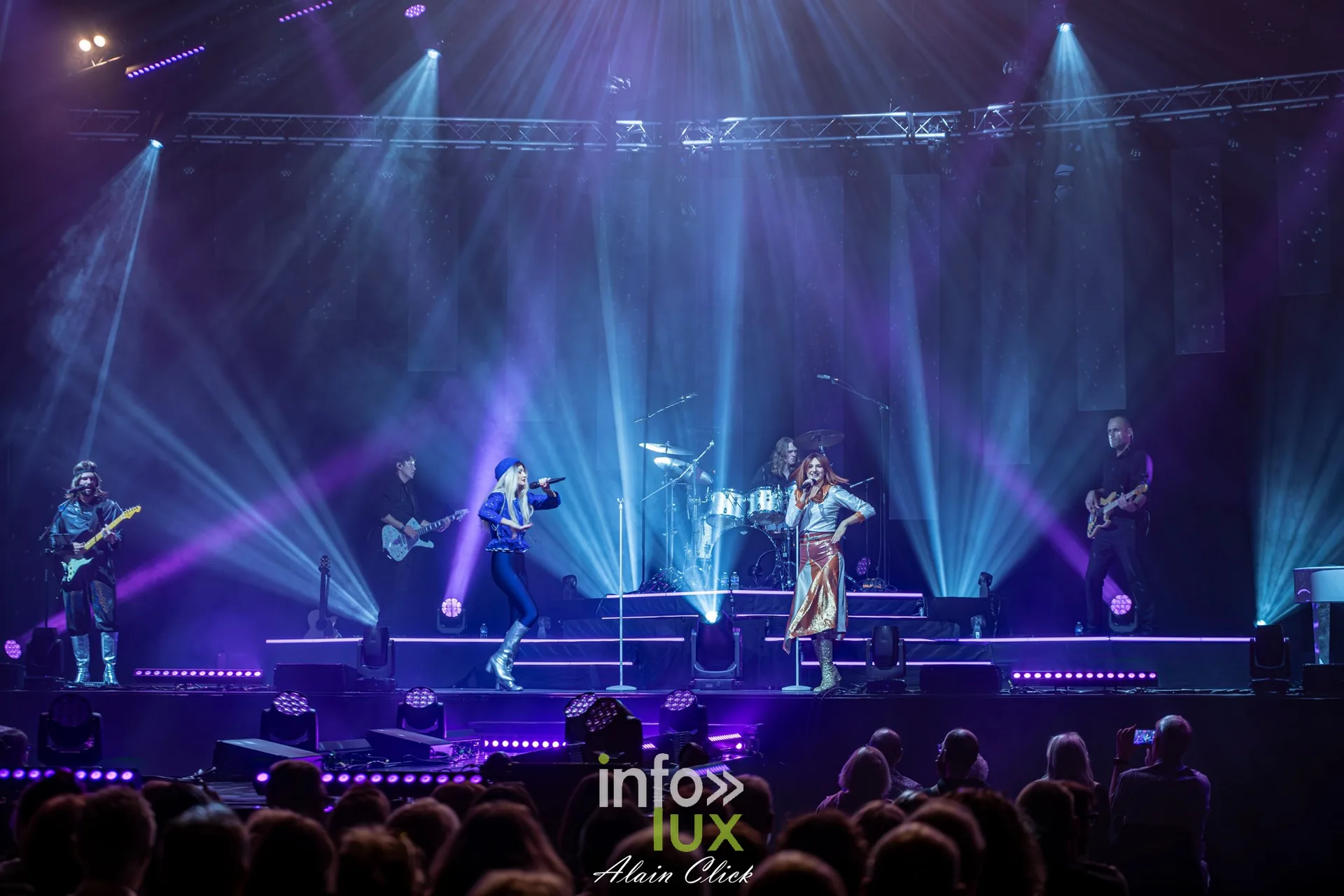Vue d’ensemble de la scène sous des faisceaux blancs, public au premier plan, Mania The ABBA Tribute, Zénith de Nancy, 25 septembre 2026