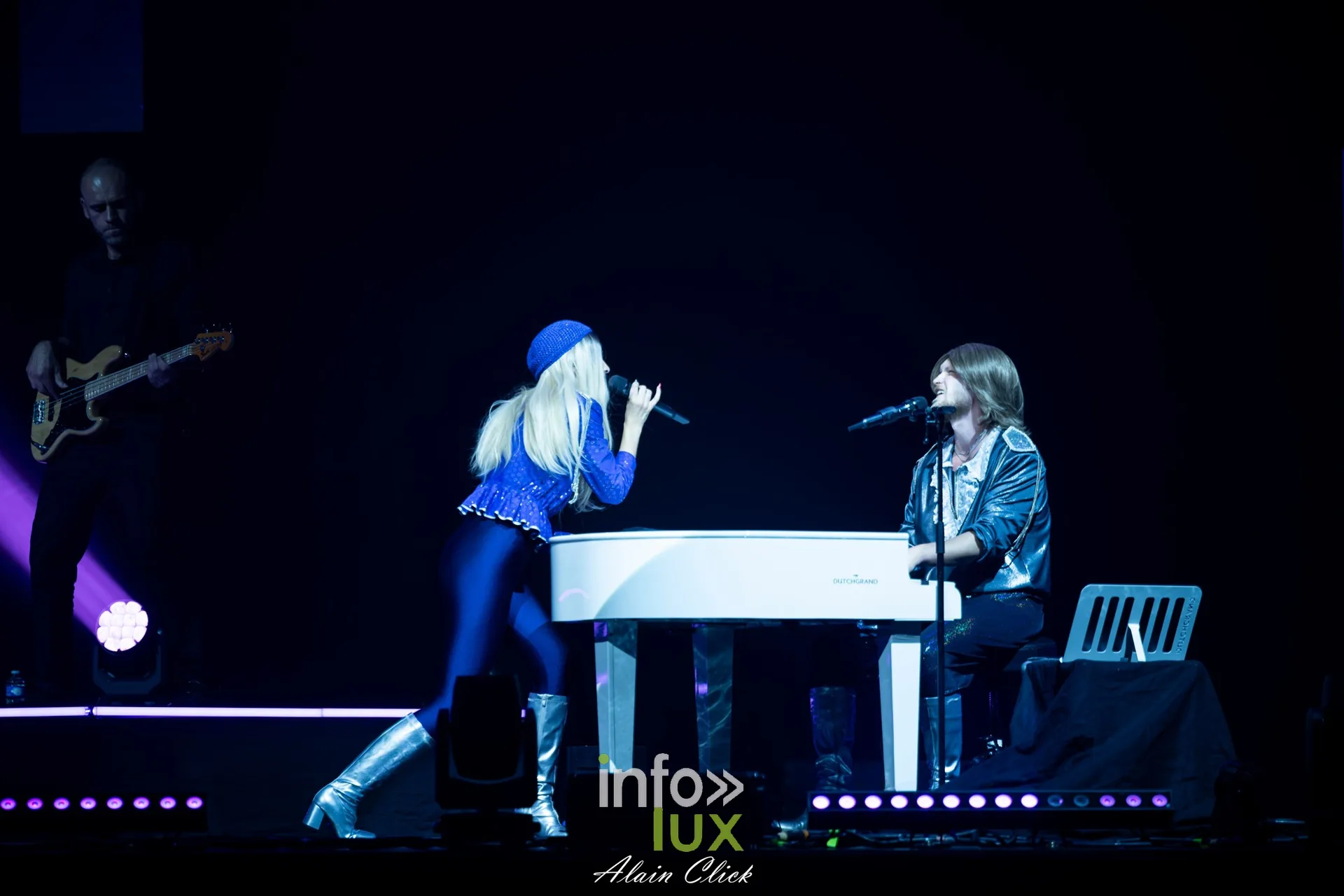 La chanteuse en tenue bleue au micro face au pianiste, Mania The ABBA Tribute, Zénith de Nancy, 25 septembre 2026