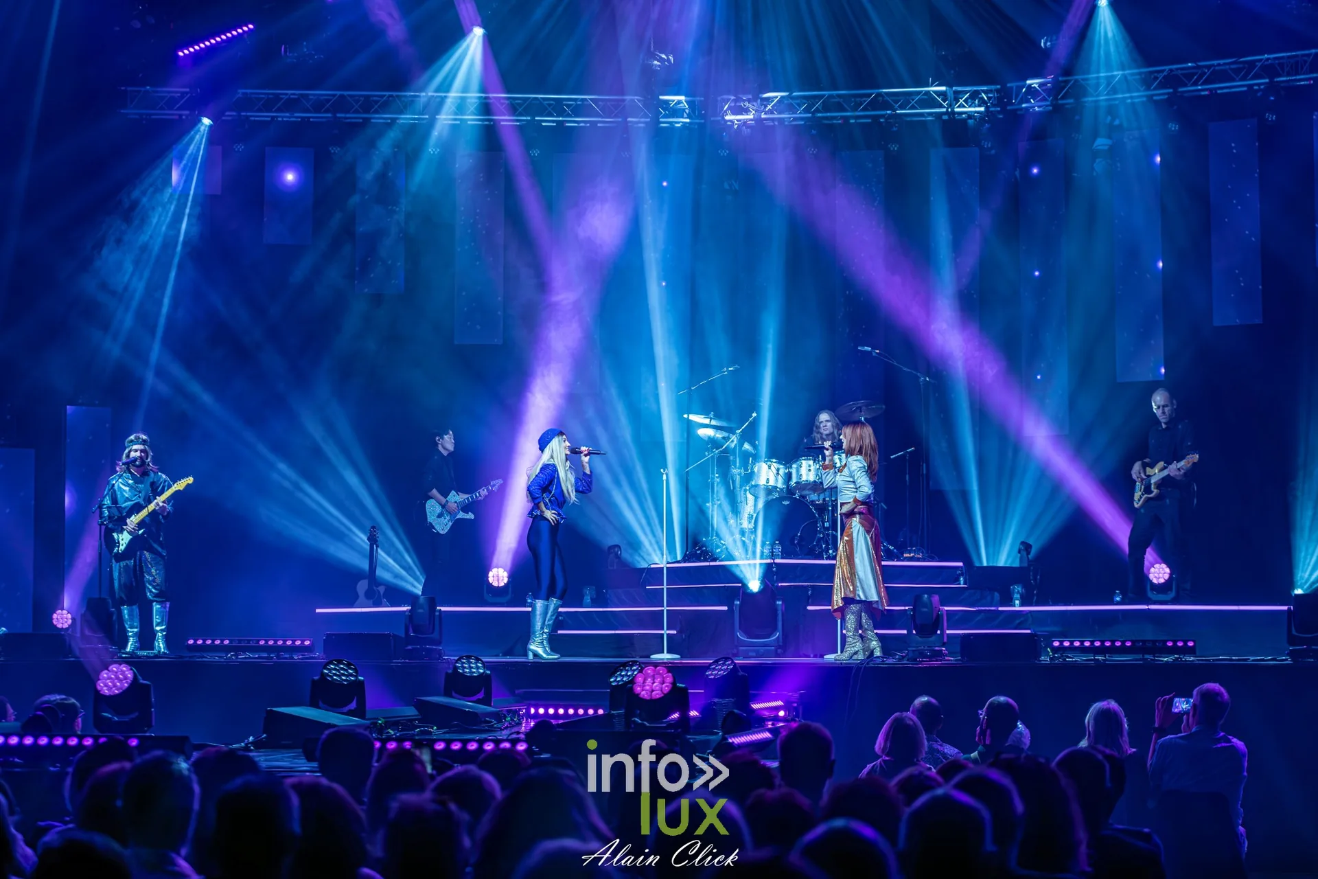 Vue d’ensemble de la scène sous des faisceaux bleus et blancs, Mania The ABBA Tribute, Zénith de Nancy, 25 septembre 2026