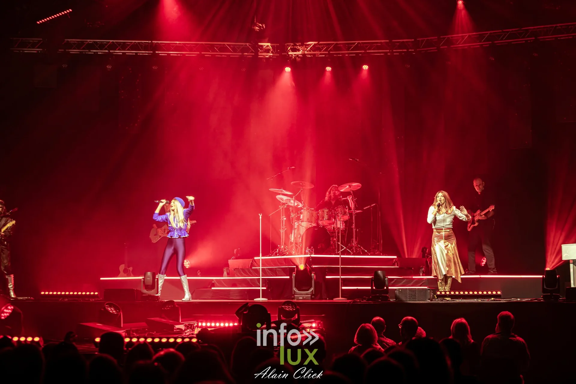 Les deux chanteuses sous une lumière rouge, Mania The ABBA Tribute, Zénith de Nancy, 25 septembre 2026