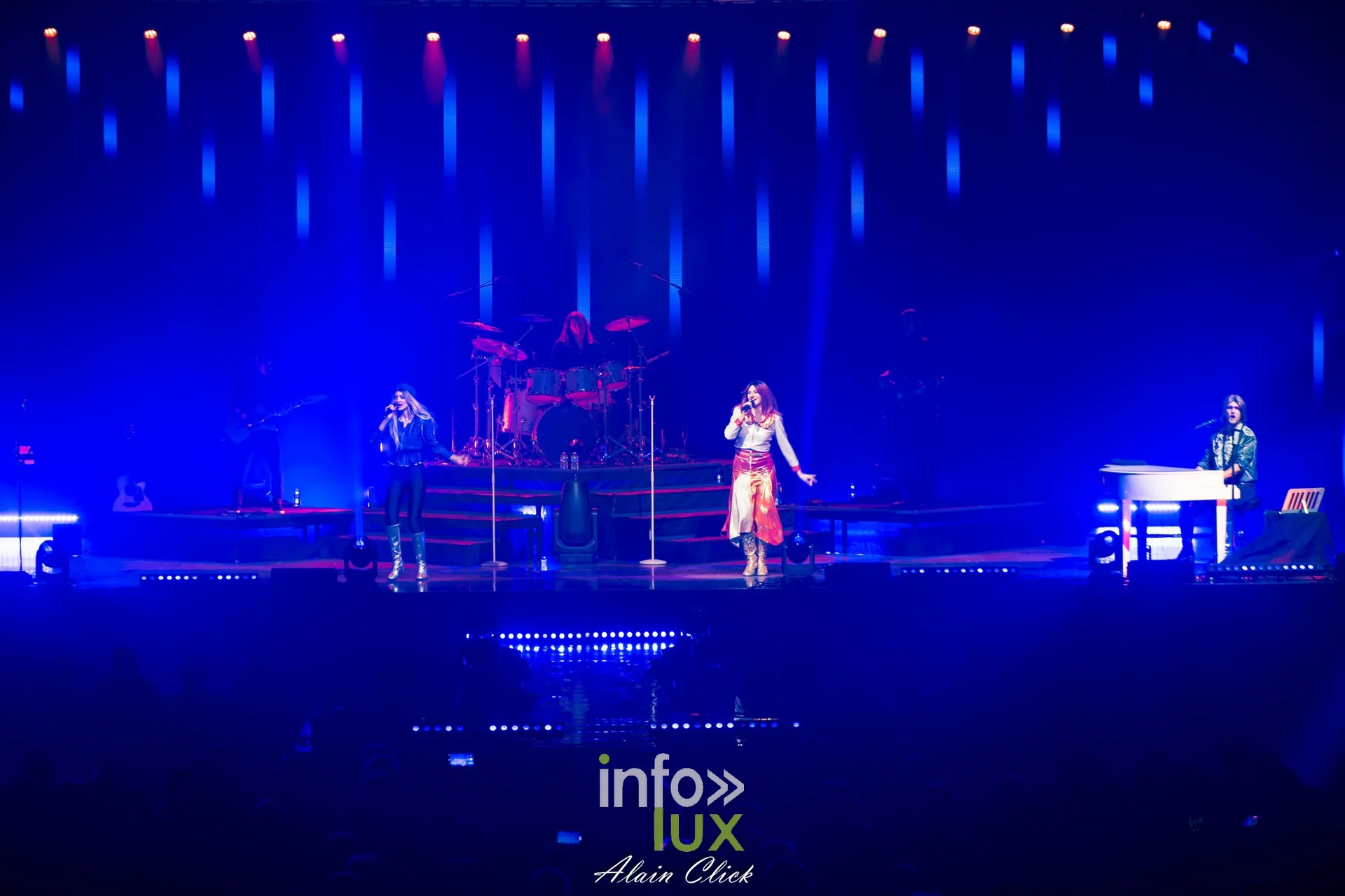 Vue d’ensemble de la scène sous une lumière bleue, les deux chanteuses au centre, Mania The ABBA Tribute, Zénith de Nancy, 25 septembre 2026