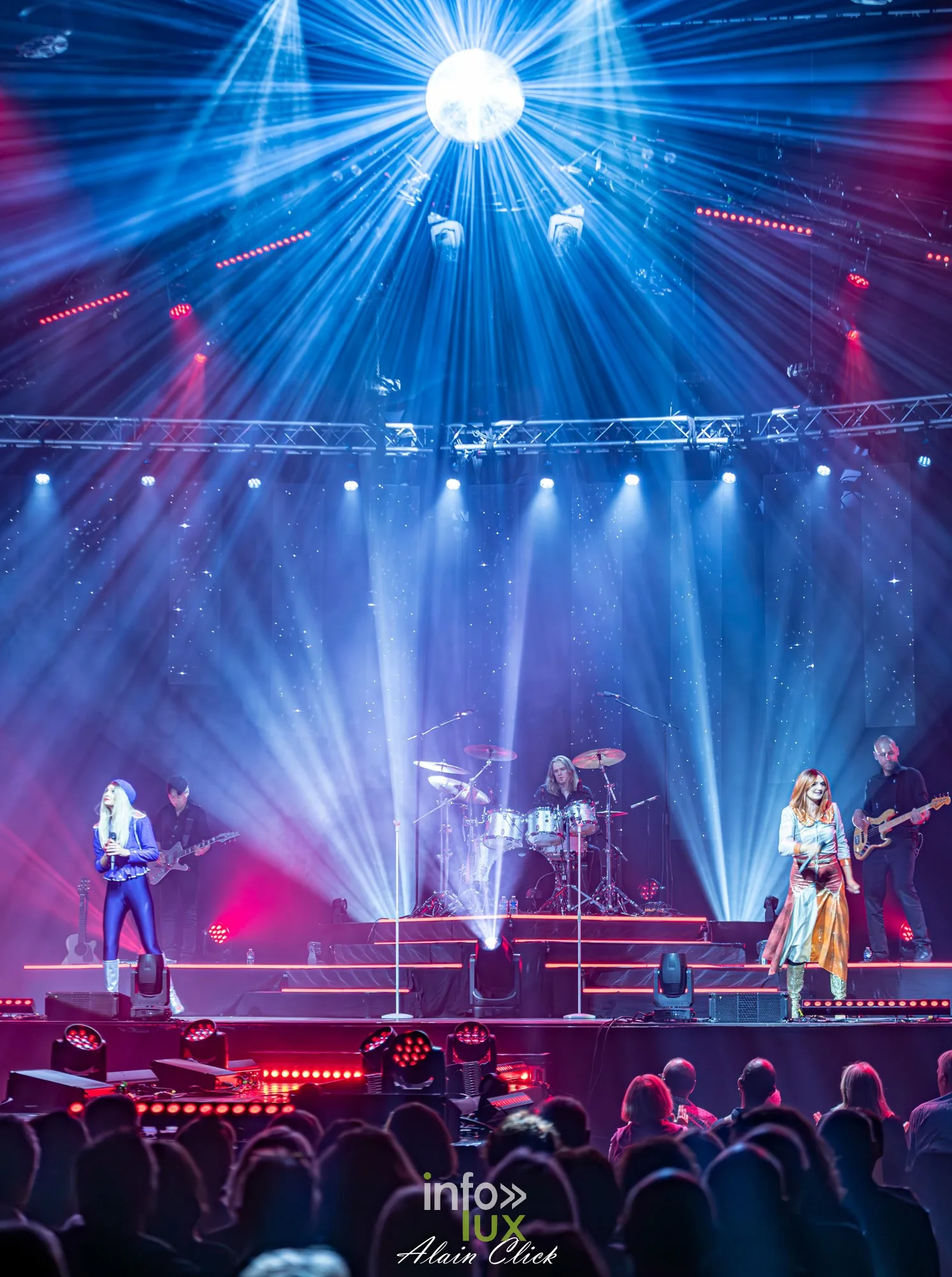 Une boule à facettes au-dessus de la scène et des faisceaux bleus, Mania The ABBA Tribute, Zénith de Nancy, 25 septembre 2026